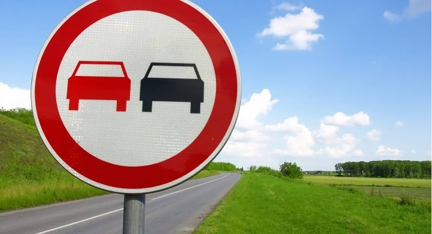 Знак, запрещающий выполнение обгона транспортных средств
